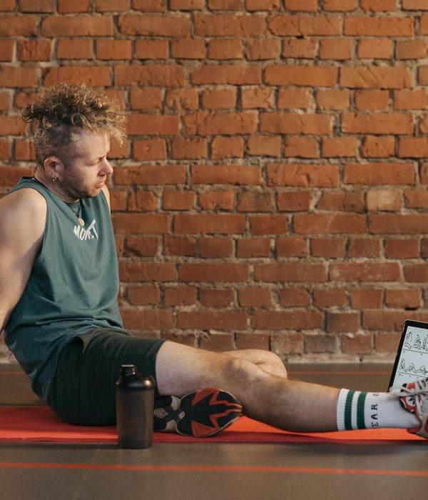 Чоловік після тренування у стані концентрації.