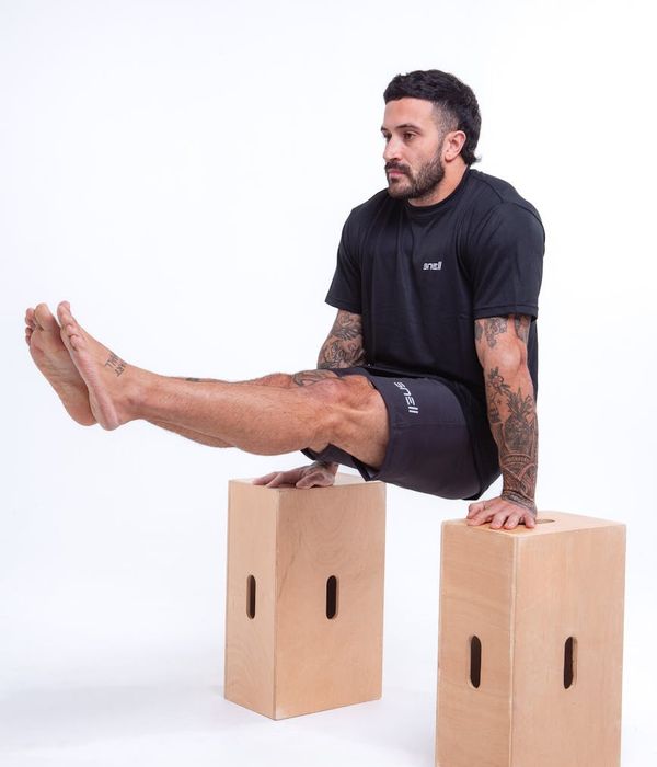 Чоловік виконує контрольовану силову вправу.